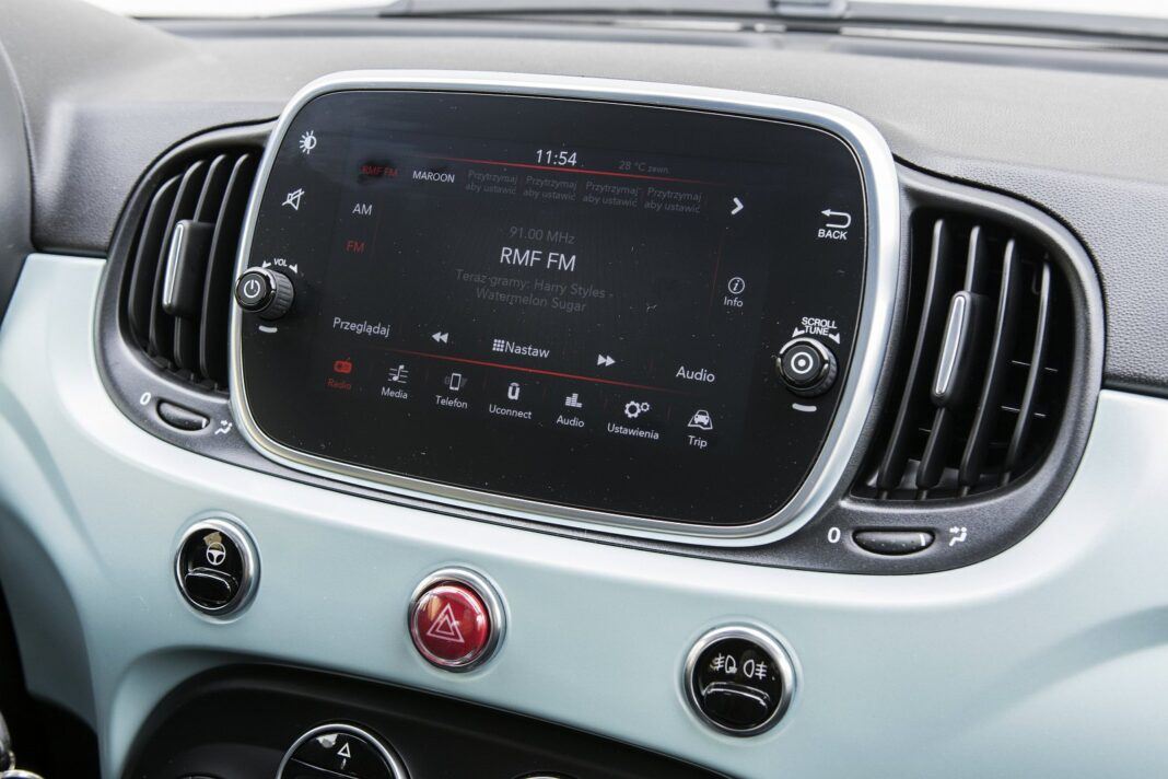 Fiat 500 Hybrid (2022) - system multimedialny Uconnect z ekranem 7"