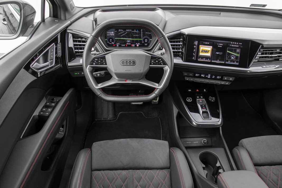 Audi Q4 e-tron 40 - deska rozdzielcza