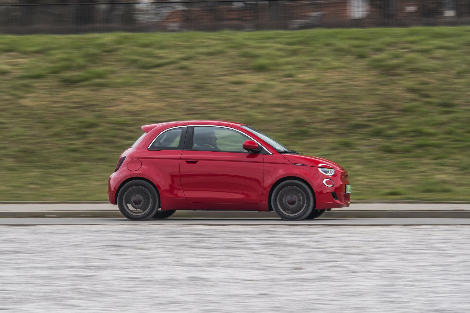 Fiat zapewnia kierowcy lepszy kontakt z drogą - i więcej frajdy z jazdy, a z 16-calowymi kołami jest nieco bardziej komfortowy od Hondy.