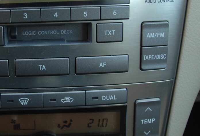 Przycisk AF w radio