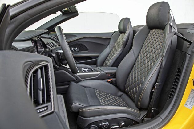 Audi R8 Spyder - fotele przednie