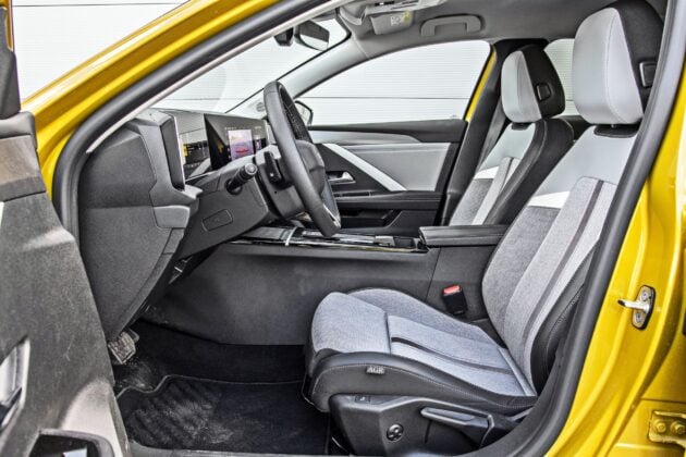 Opel Astra - fotele przednie