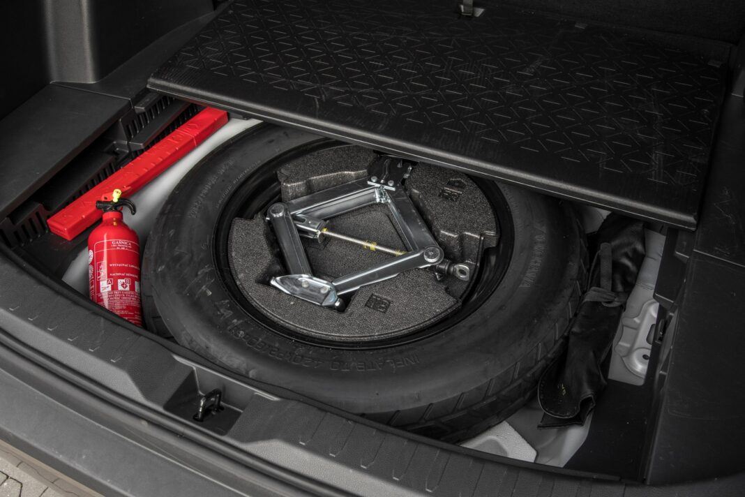 Toyota RAV4 - pod bagażnikiem