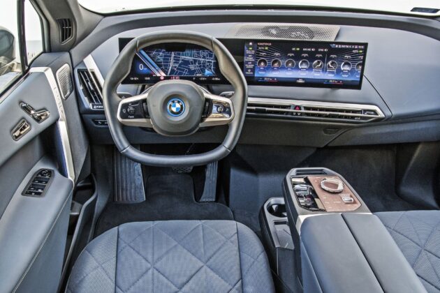 BMW iX - deska rozdzielcza