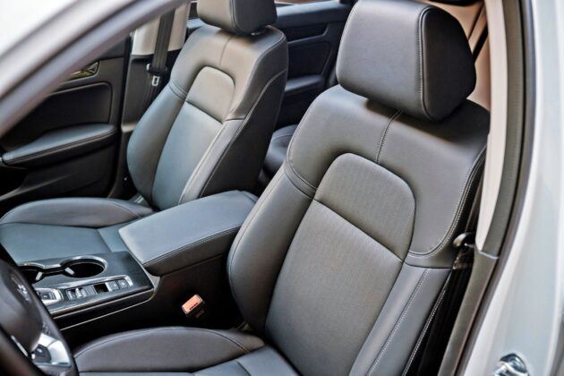 Honda Civic e:HEV - fotele przednie