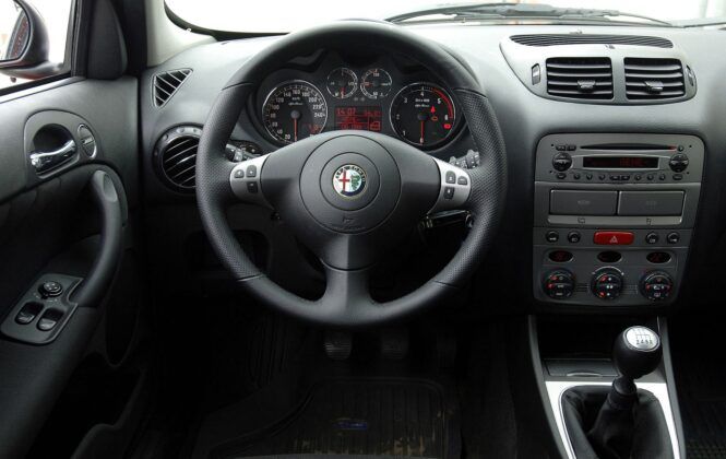 Alfa Romeo 147 - deska rozdzielcza po liftingu