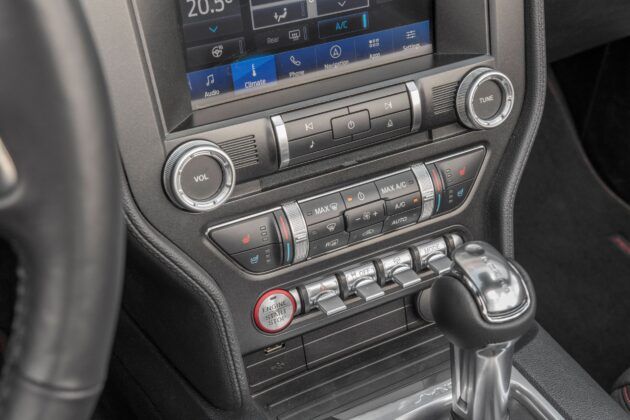 Ford Mustang CS - klimatyzacja