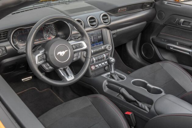 Ford Mustang CS - kokpit