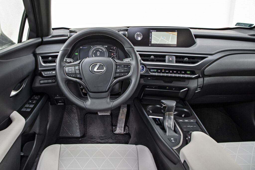 Lexus UX - deska rozdzielcza