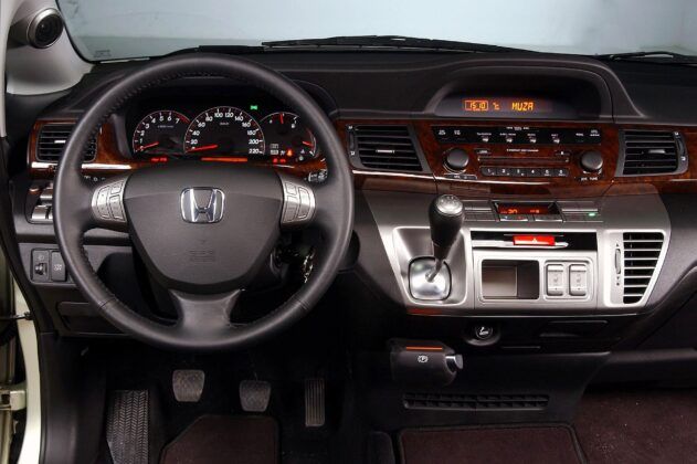 Honda FR-V deska rozdzielcza