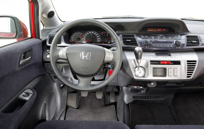 Honda FR-V deska rozdzielcza