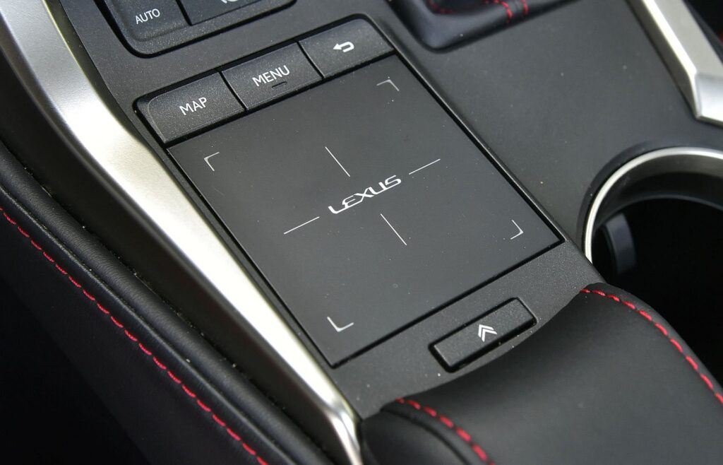 Lexus NX I - panel dotykowy