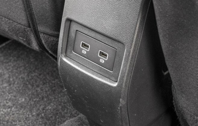 Dacia Duster II - porty USB