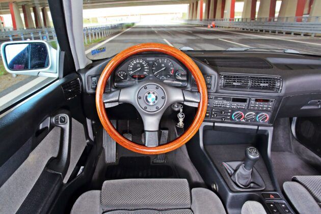 BMW serii 5 E34 - deska rozdzielcza
