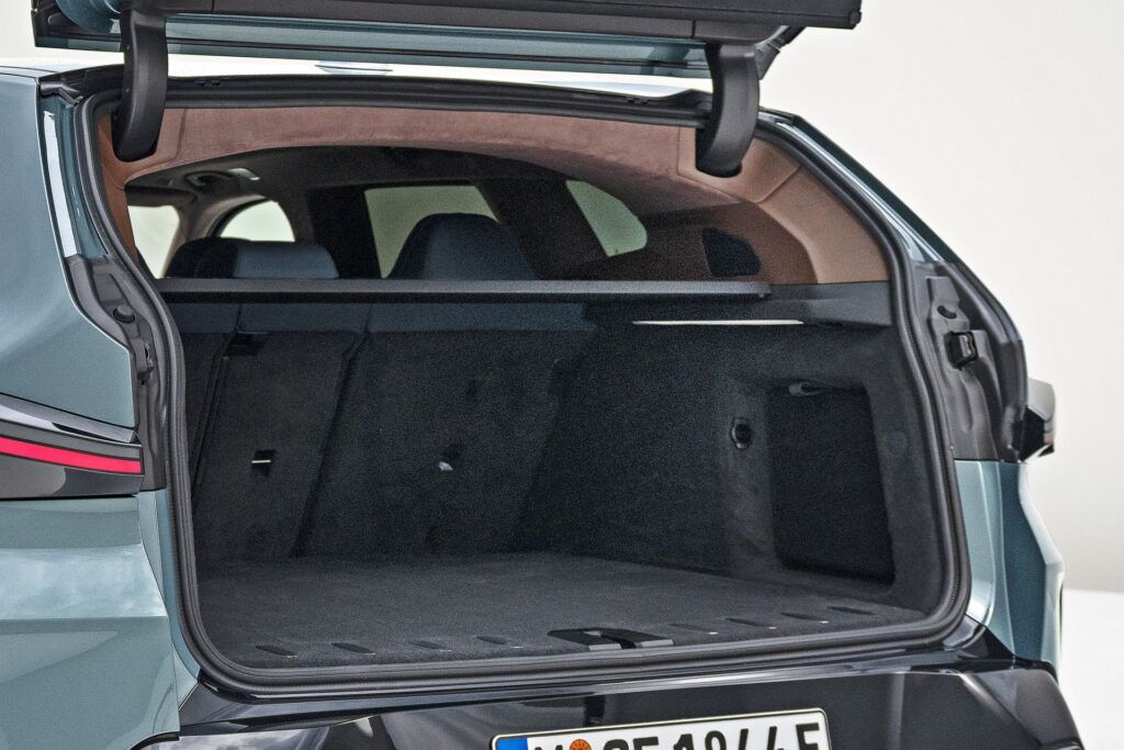 BMW XM - bagażnik