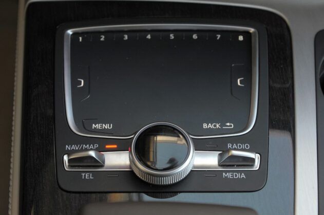 Audi Q7 II - panel sterowania systemem