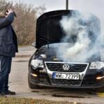 Dym spod maski auta. Co robić? Nie panikuj i działaj