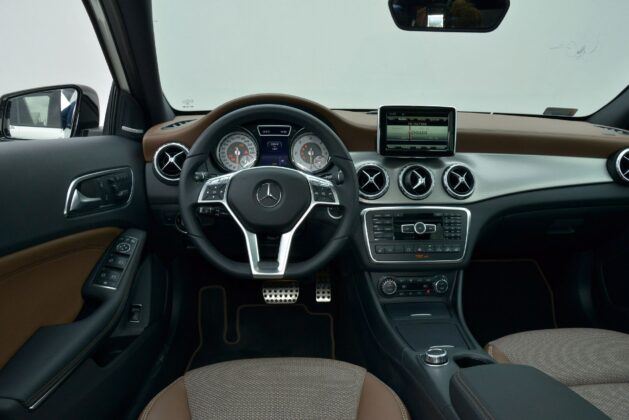 Mercedes GLA X156 kokpit przedlift
