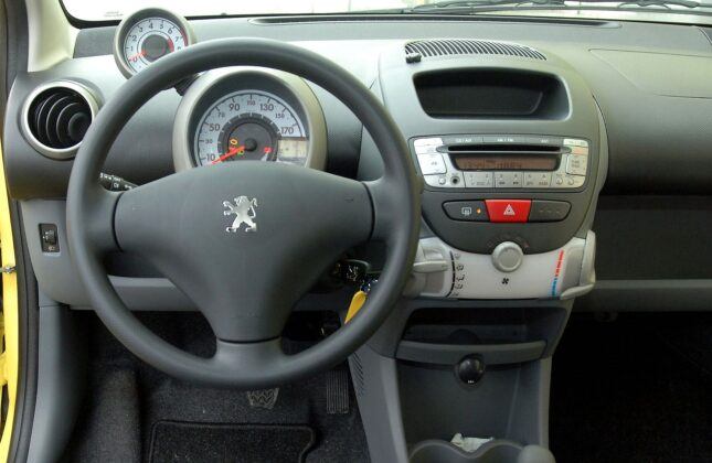 Peugeot 107 deska rozdzielcza