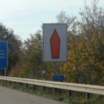 Tajemnicza pomarańczowa strzałka przy niemieckich autostradach. Co to za znak?