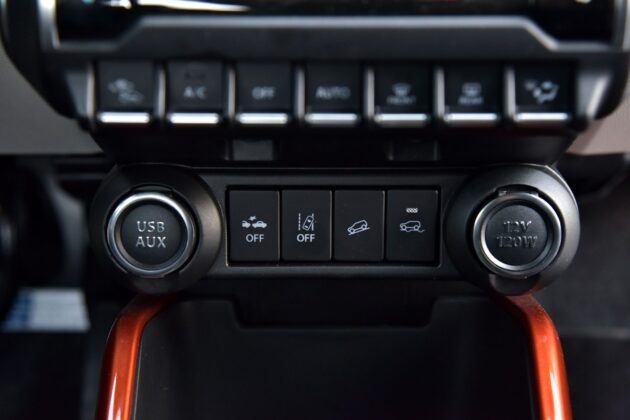 Suzuki Ignis III - panel przycisków
