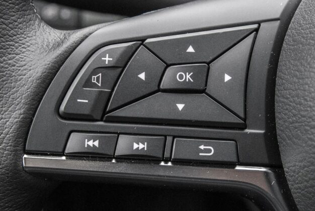 Nissan Juke Hybrid przyciski