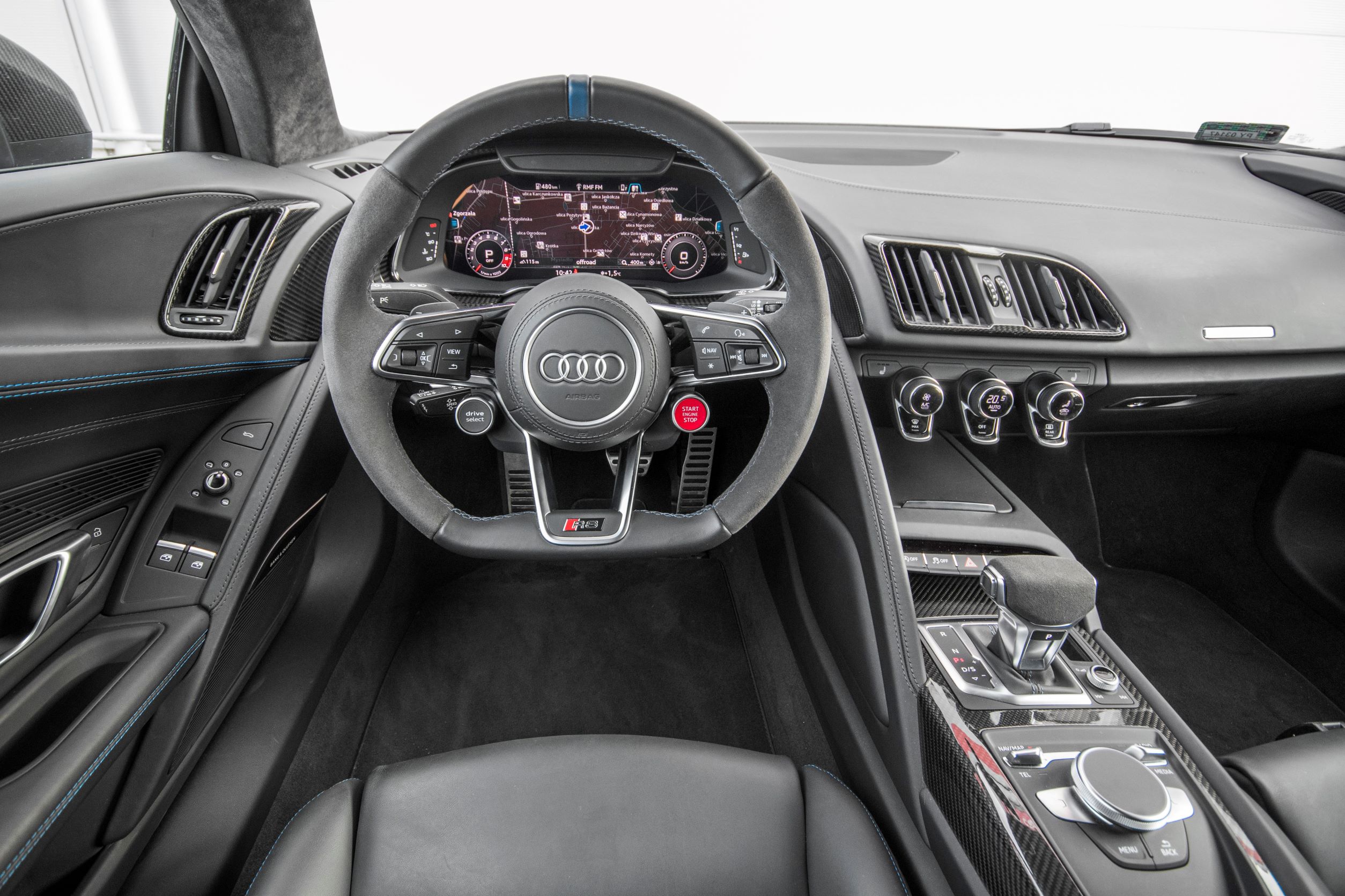 Audi R8 V10 RWD - kokpit
