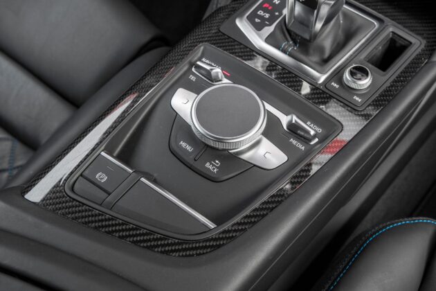 Audi R8 V10 RWD - panel MMI