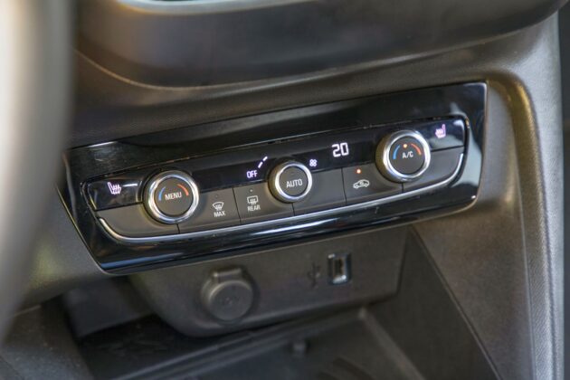 Opel Corsa F - panel klimatyzacji