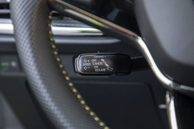 Skoda Enyaq Coupe RS iV (2023) - test - dźwignia tempomatu