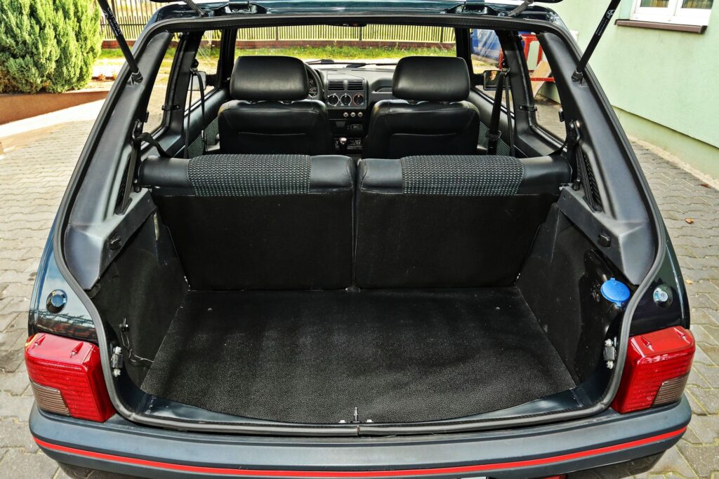 Peugeot 205 GTi - bagażnik