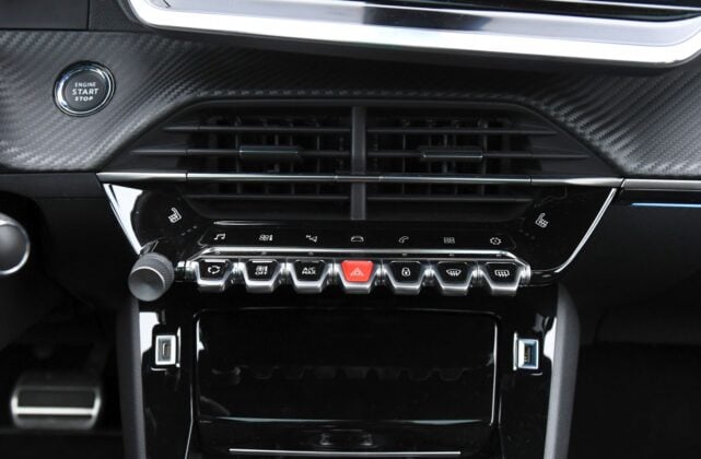 Peugeot 208 II - panel multimediów