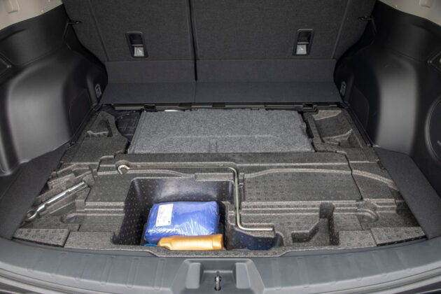 Subaru Forester - pod dnem bagażnika