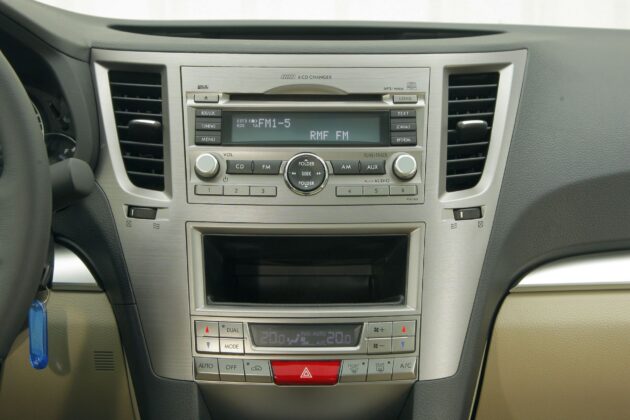 Subaru Legacy V - konsola centralna