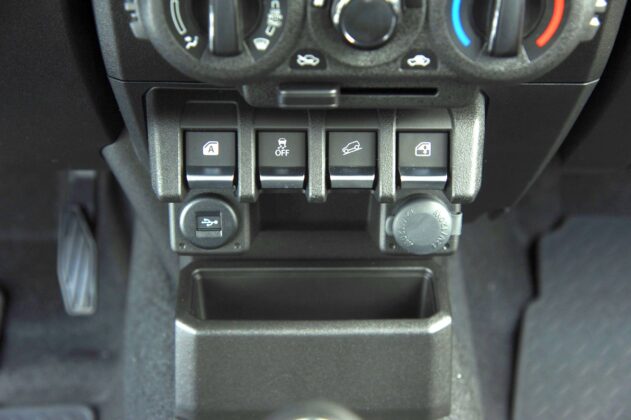 Suzuki Jimny IV - przyciski funkcyjne