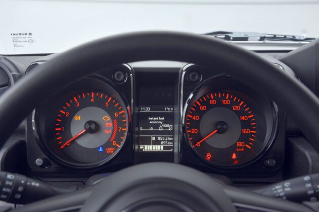Suzuki Jimny IV - zegary