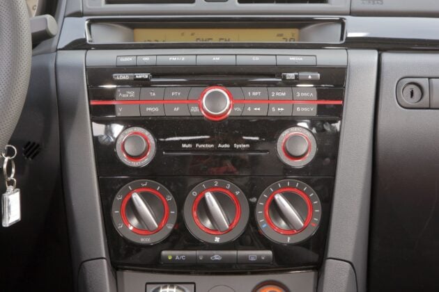 Mazda 3 I - konsola centralna