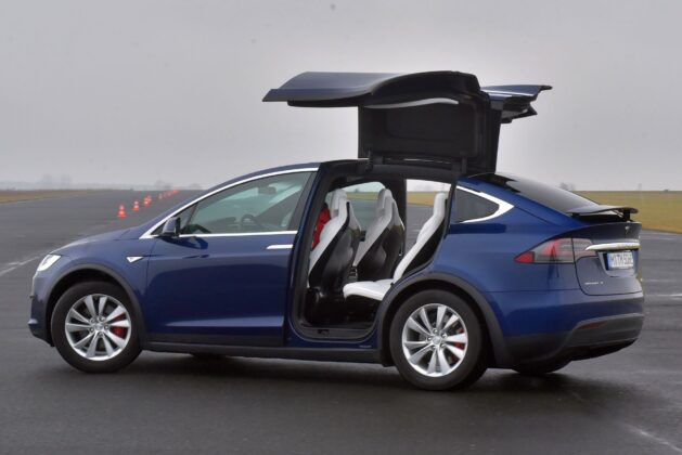 Tesla Model X - otwierane do góry drzwi