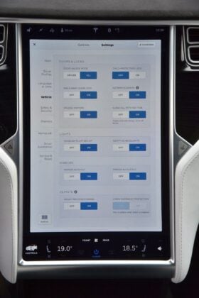 Tesla Model X - ekran