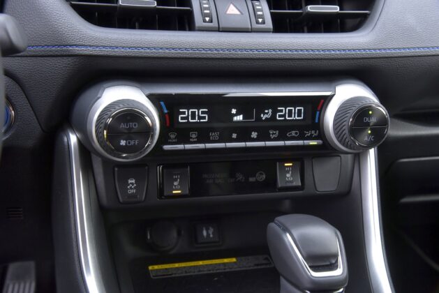 Toyota RAV4 V - panel klimatyzacji