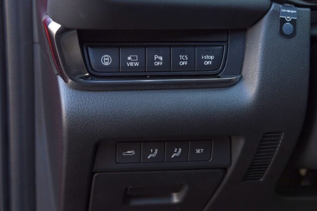 Mazda CX-30 - panel przycisków