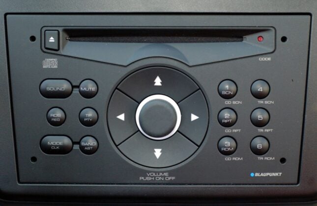 Suzuki Ignis II - panel multimedialny
