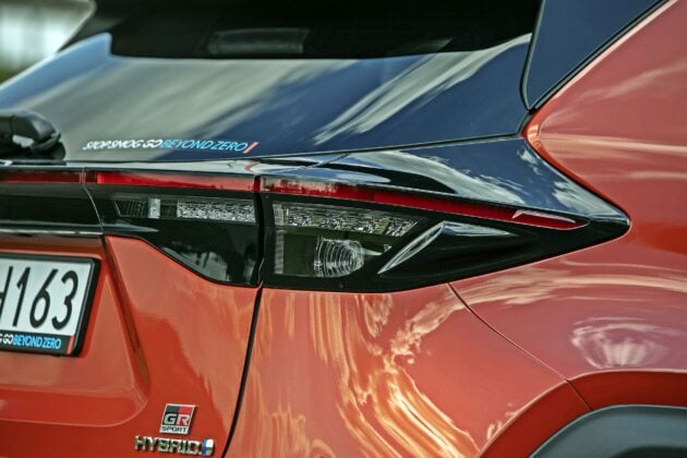 Toyota Yaris Cross GR Sport - tylne światła