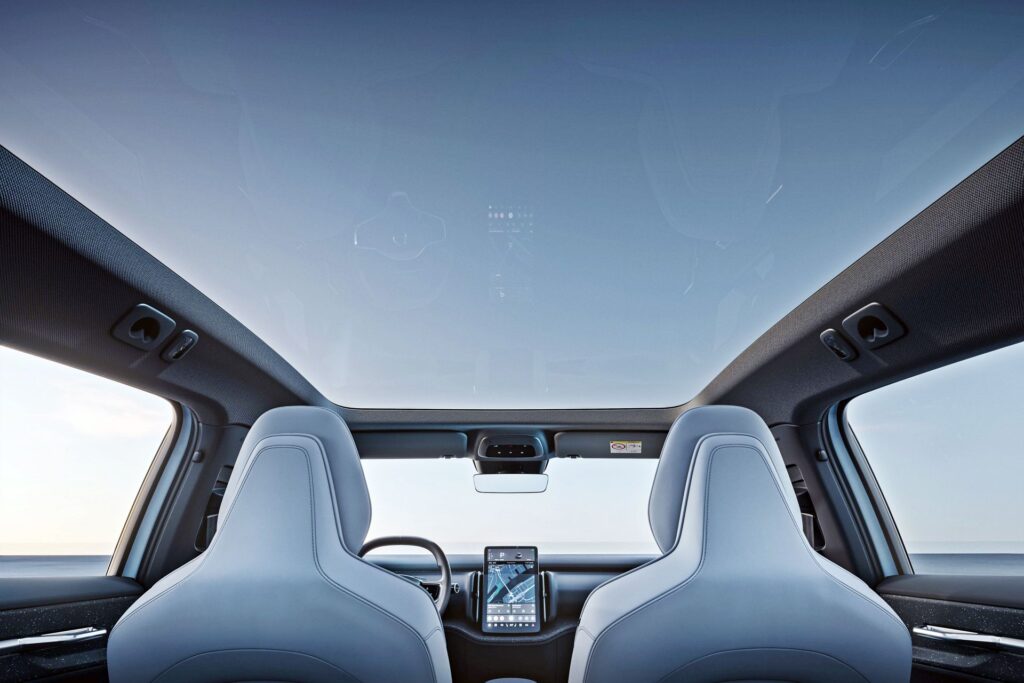 Volvo EX30 - dach panoramiczny