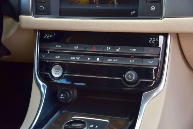 Jaguar XF II - panel klimatyzacji