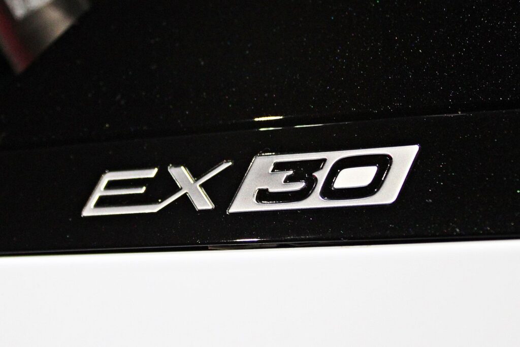 Volvo EX30 - emblemat