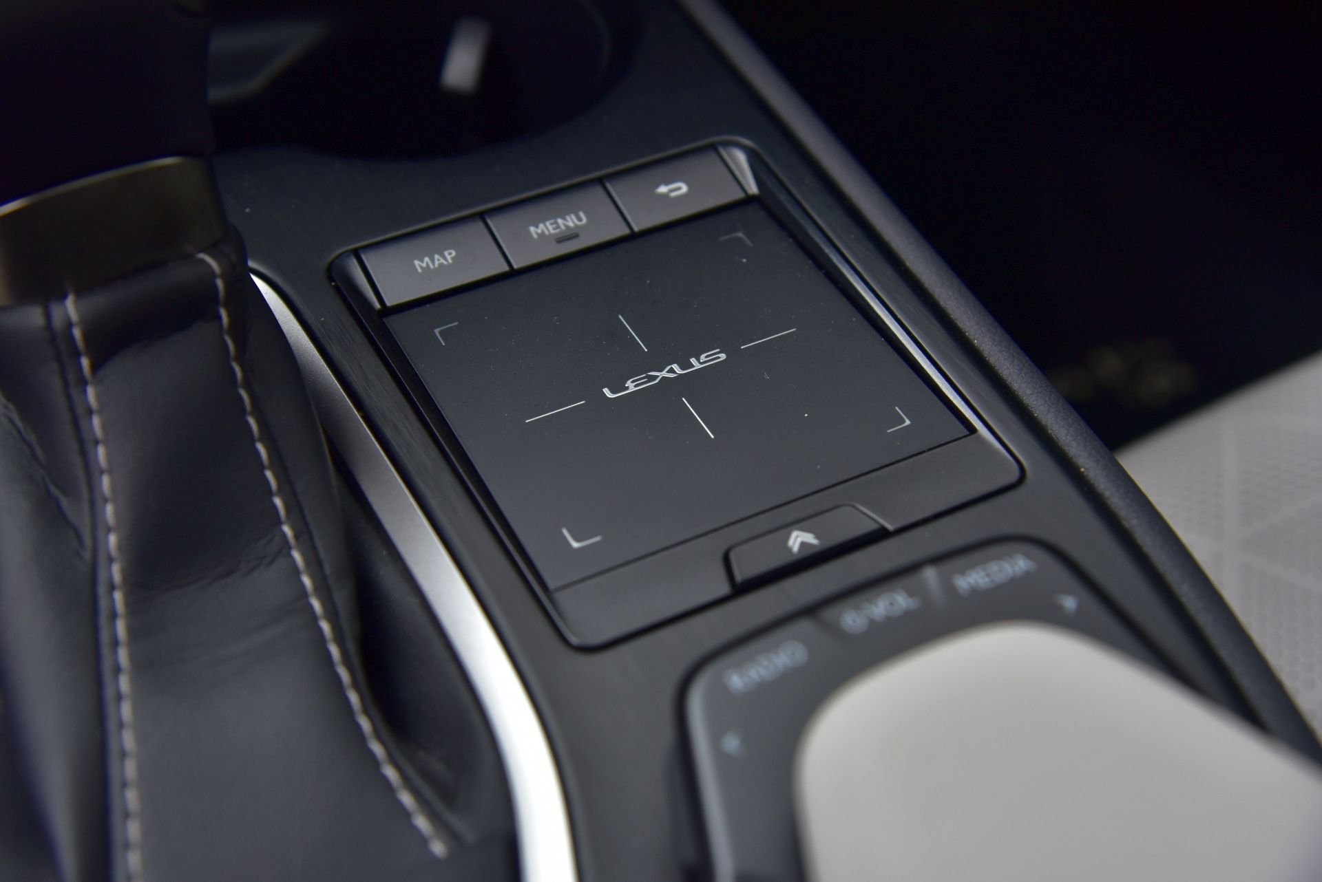 Lexus UX - sterowanie systemem
