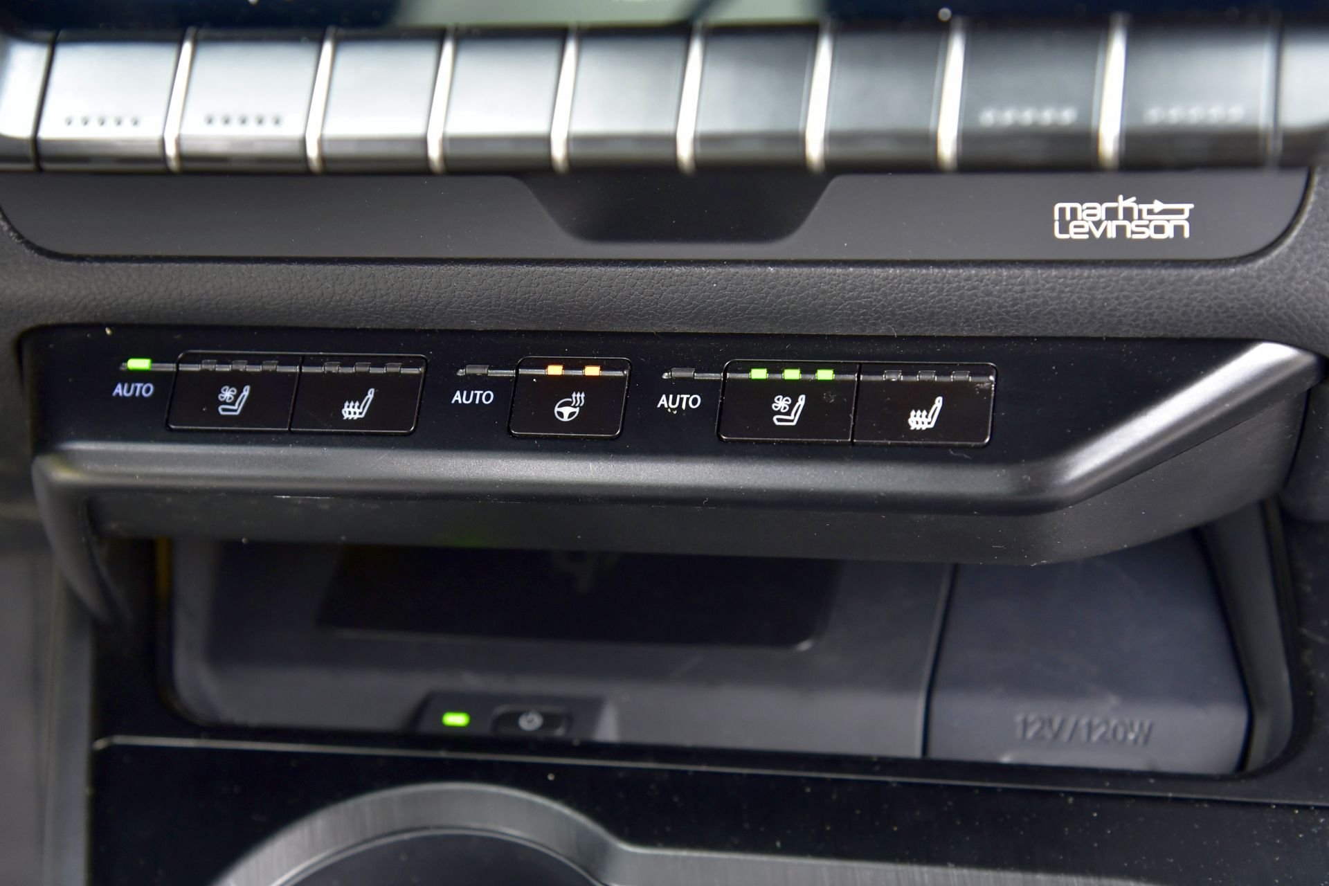 Lexus UX - panel klimatyzacji