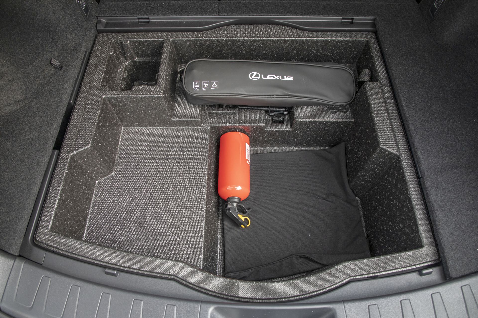 Lexus UX - bagażnik