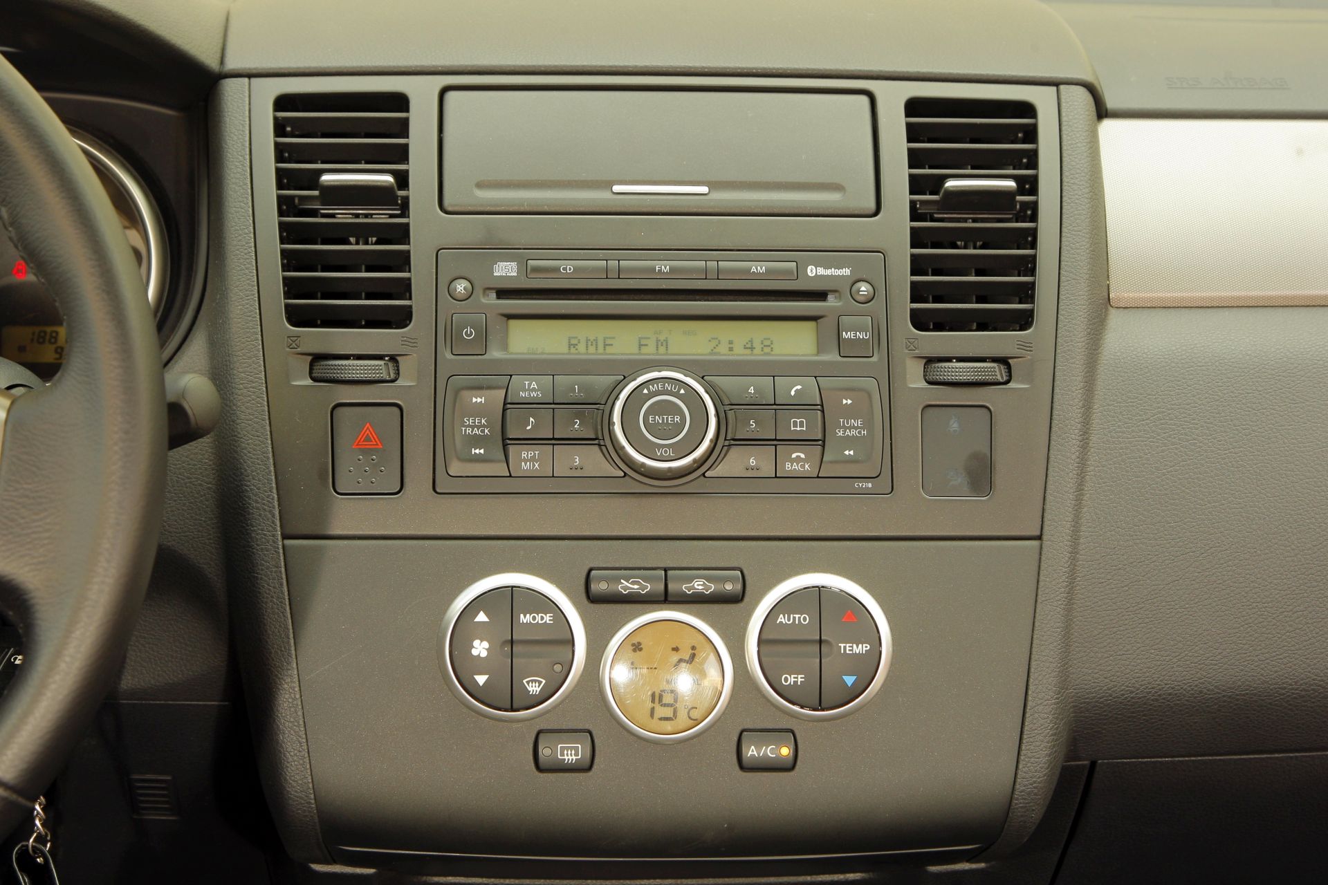 Nissan Tiida panel centralny